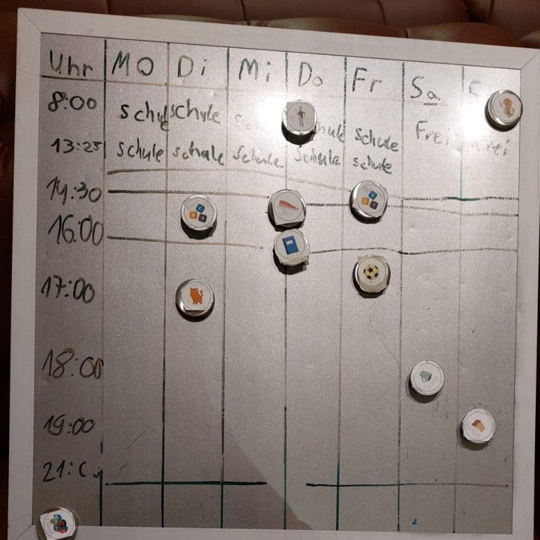 Wochenübersicht mit Stundenplan und Aktivitäten, beschriftet mit Symbolen und Zeiten.